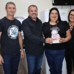 Secretaria Municipal de Educação realiza entrega de lembrancinhas para os professores da rede municipal de ensino em alusão ao Dia do Professor