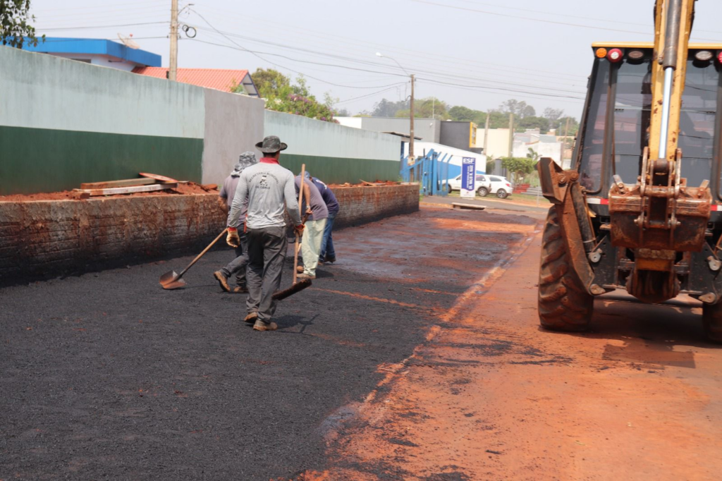 Infraestrutura de Mundo Novo faz estacionamento na Escola Terezinha Mendonça