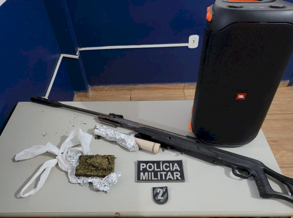 Homem e jovem acusados de receptação e tráfico de drogas são presos pela PM em Caarapó