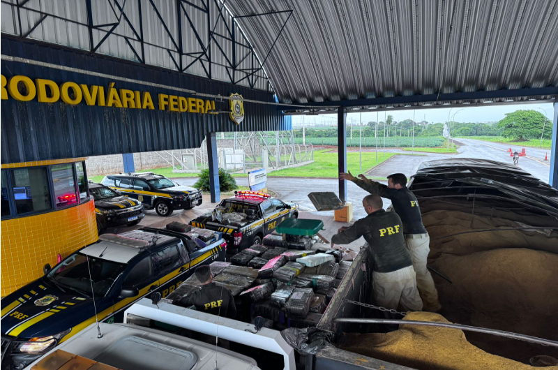 PRF de Guaíra apreende dois fuzis e mais de 8 toneladas de maconha que teriam saído de Naviraí