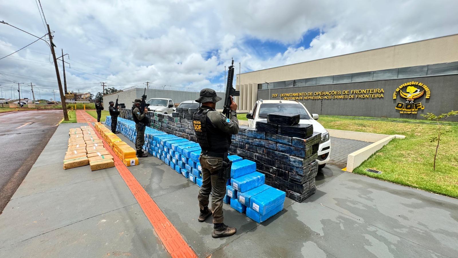 DOF faz maior apreensão de drogas do ano e apreende mais de 10 toneladas de maconha em caminhonetes roubadas